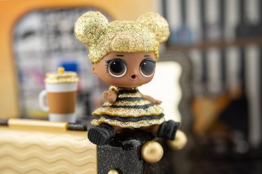 LOL. Glitter serisinden Queen Bee ile Sürpriz Mobilya Butiği.