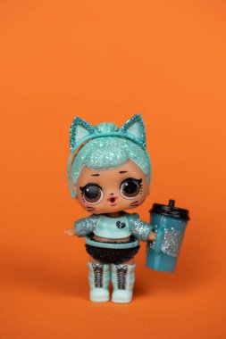 Bir LOL. Turuncu arka planda sürpriz bebek.