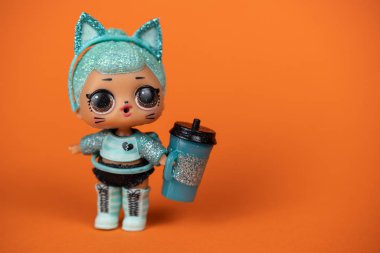 Bir LOL. Turuncu arka planda sürpriz bebek.