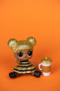 LOL. Glitter serisinden Queen Bee ile turuncu arka planda sürpriz mobilya mağazası.