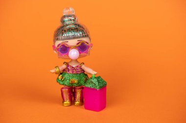 Bir LOL. Turuncu arka planda sürpriz bebek.