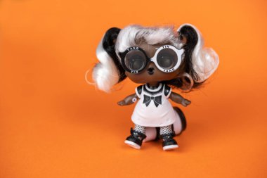 Bir LOL. Turuncu arka planda sürpriz bebek.