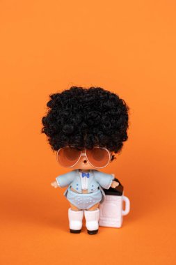 Bir LOL. Turuncu arka planda sürpriz bebek.