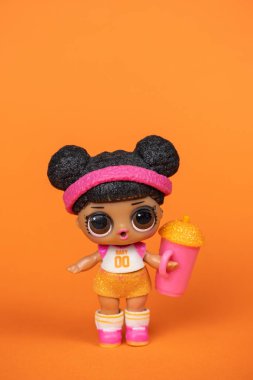 Bir LOL. Turuncu arka planda sürpriz bebek.