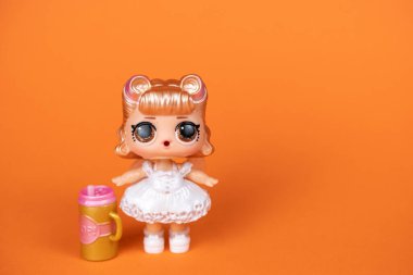 Bir LOL. Turuncu arka planda sürpriz bebek.