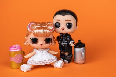 LOL. Sürpriz Bffs Sezon 2 Bölüm 2 Gelin ve damadın turuncu arka planda olduğu paket