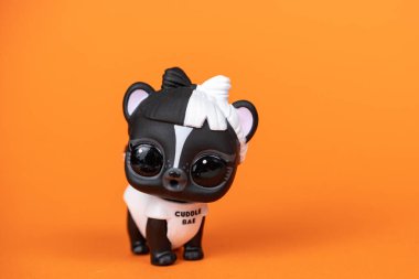 Bir LOL. Turuncu arka planda sürpriz bebek.