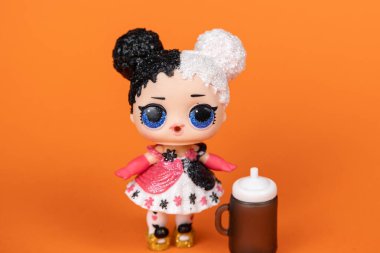 Bir LOL. Turuncu arka planda sürpriz bebek.