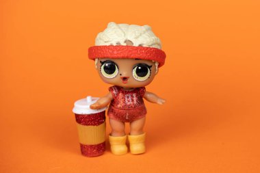 Bir LOL. Turuncu arka planda sürpriz bebek.