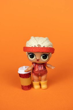 Bir LOL. Turuncu arka planda sürpriz bebek.