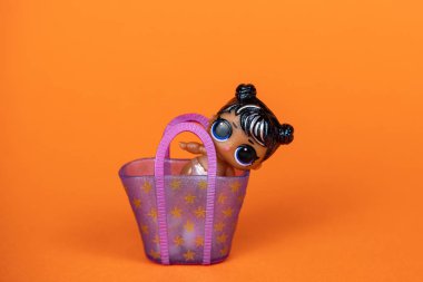 Bir LOL. Turuncu arka planda sürpriz bebek.