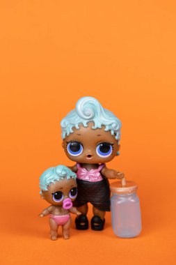 LOL. Sürpriz Glitter Globe Doll Kış Disko Serisi Parlak saçlı ve çocuklu