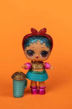 Bir LOL. Turuncu arka planda sürpriz bebek.