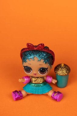 Bir LOL. Turuncu arka planda sürpriz bebek.