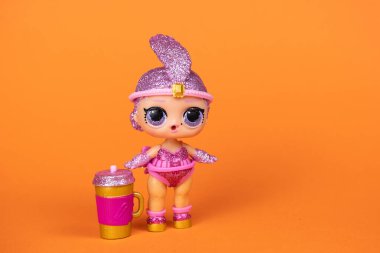 Bir LOL. Turuncu arka planda sürpriz bebek.