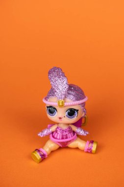 Bir LOL. Turuncu arka planda sürpriz bebek.