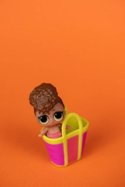 Bir LOL. Turuncu arka planda sürpriz bebek.