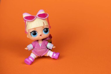 Bir LOL. Turuncu arka planda sürpriz bebek.