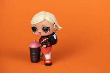 Bir LOL. Turuncu arka planda sürpriz bebek.