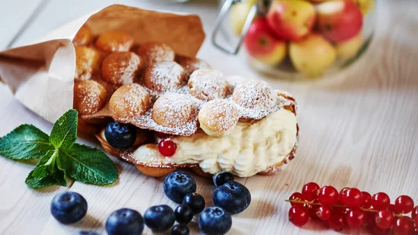 Tahta bir masada meyveli lezzetli balonlu waffle.