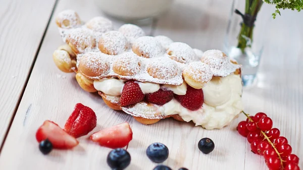 Deliciosos Gofres Dulces Burbuja Con Bayas Una Mesa Madera — Foto de Stock