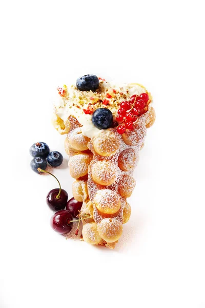 Tahta bir masada meyveli lezzetli balonlu waffle.