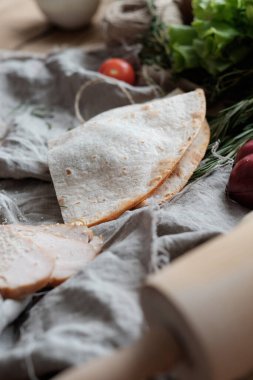 Tavuklu Quesadilla ve malzemeler ahşap masa üzerinde koyu kırsal arka plan