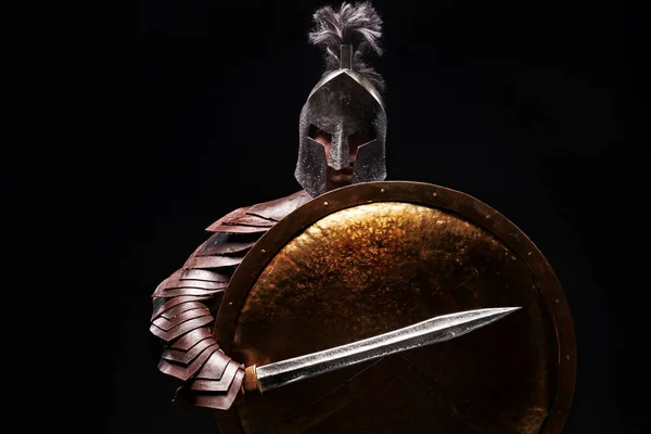 黒の背景に剣と鎧を着たグラディエーター — ストック写真