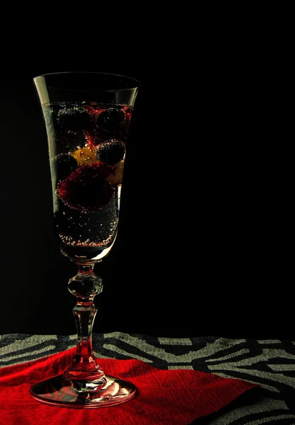Perlivá voda s ovocem ve sklenici — Stock fotografie