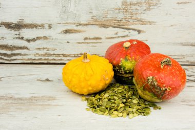 Ahşap zemin üzerinde üç dekoratif kabaklar