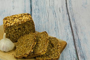 Tohum ve sarımsak ile ekmek kapatın