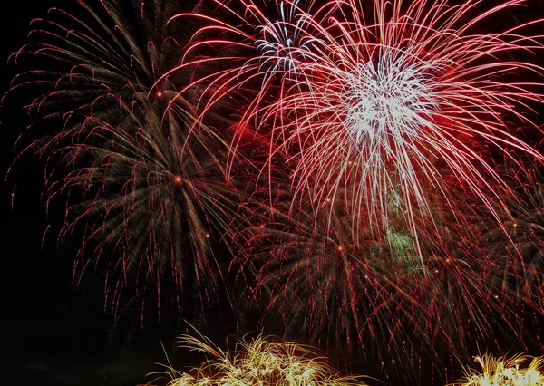 Buntes Feuerwerk am Nachthimmel Stockbild