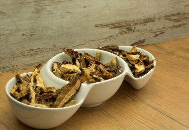 Kurutulmuş mantar beyaz kase alýþkanlýk