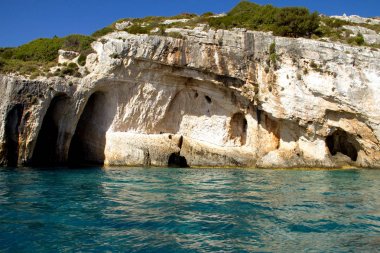 Zakynthos adasındaki mavi mağaralar