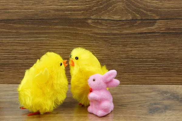 Húsvéti dekoráció, a chiks és a nyúl — Stock Fotó