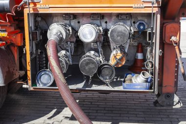 Benzin istasyonunda bir tanker yakıtı. Yakıt kamyonu benzin indiriyor..