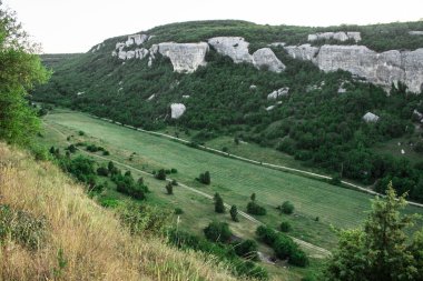 Dağ manzarası. Kırım 'daki dağ geçidi.
