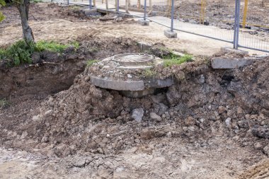 Kanalizasyon tamiri. Kanalizasyon kapağı.