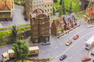 Şehrin minyatür bir düzeni. Yukarıdan işlek sokak görüntüsü.