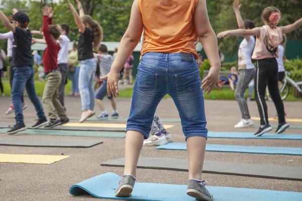 L'enfant fait des exercices et danse dans la rue . — Photo