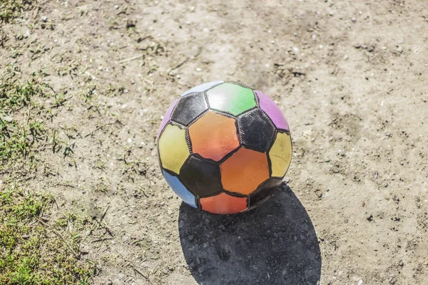 Yeşil çimlerde futbol topu. Spor Malzemeleri. — Stok fotoğraf