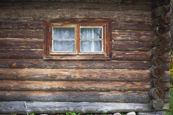 Окно в деревянном доме. Вырубка леса . — стоковое фото