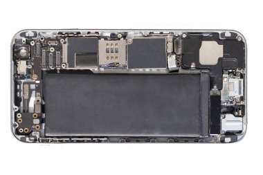 Parçalanmış telefon tamir için bekliyor. Arkaplandan izole edilmiş.