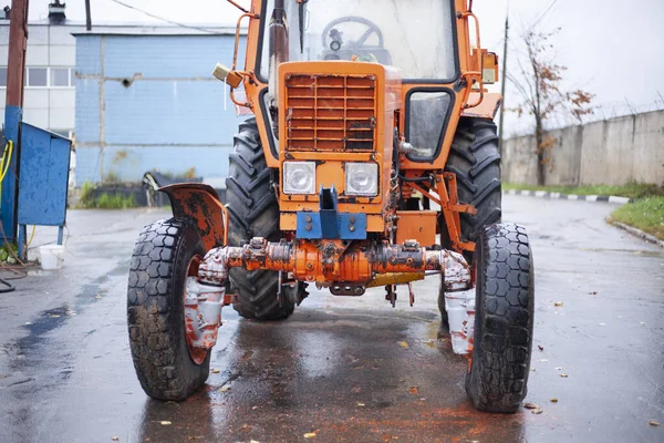 Tractor estacionado. Equipos para la construcción y obras de tierra . —  Fotos de Stock