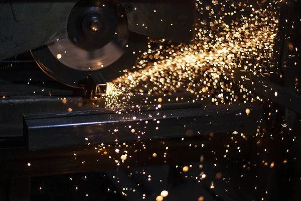 Un hombre procesa el metal con una amoladora . — Foto de Stock