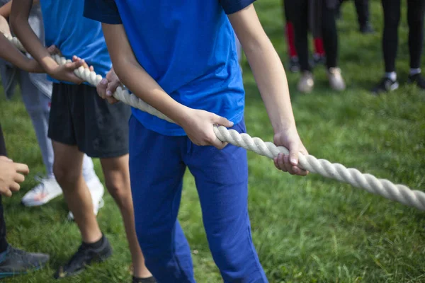 Діти тягнуть мотузку. Спорт на відкритому повітрі . — стокове фото