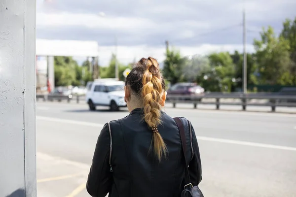 La chica está esperando el autobús. Pelo rojo . — Foto de Stock