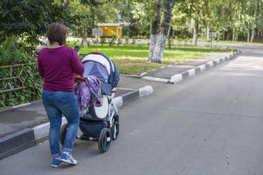 Bebekli bir anne sokakta yürüyor..