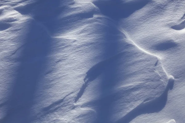 Die Textur des Schnees ist blau. Abend brillante Schneekruste — Stockfoto