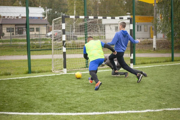 サッカー選手が門を攻撃する。ユーボルニーフィールド上のゲーム. — ストック写真